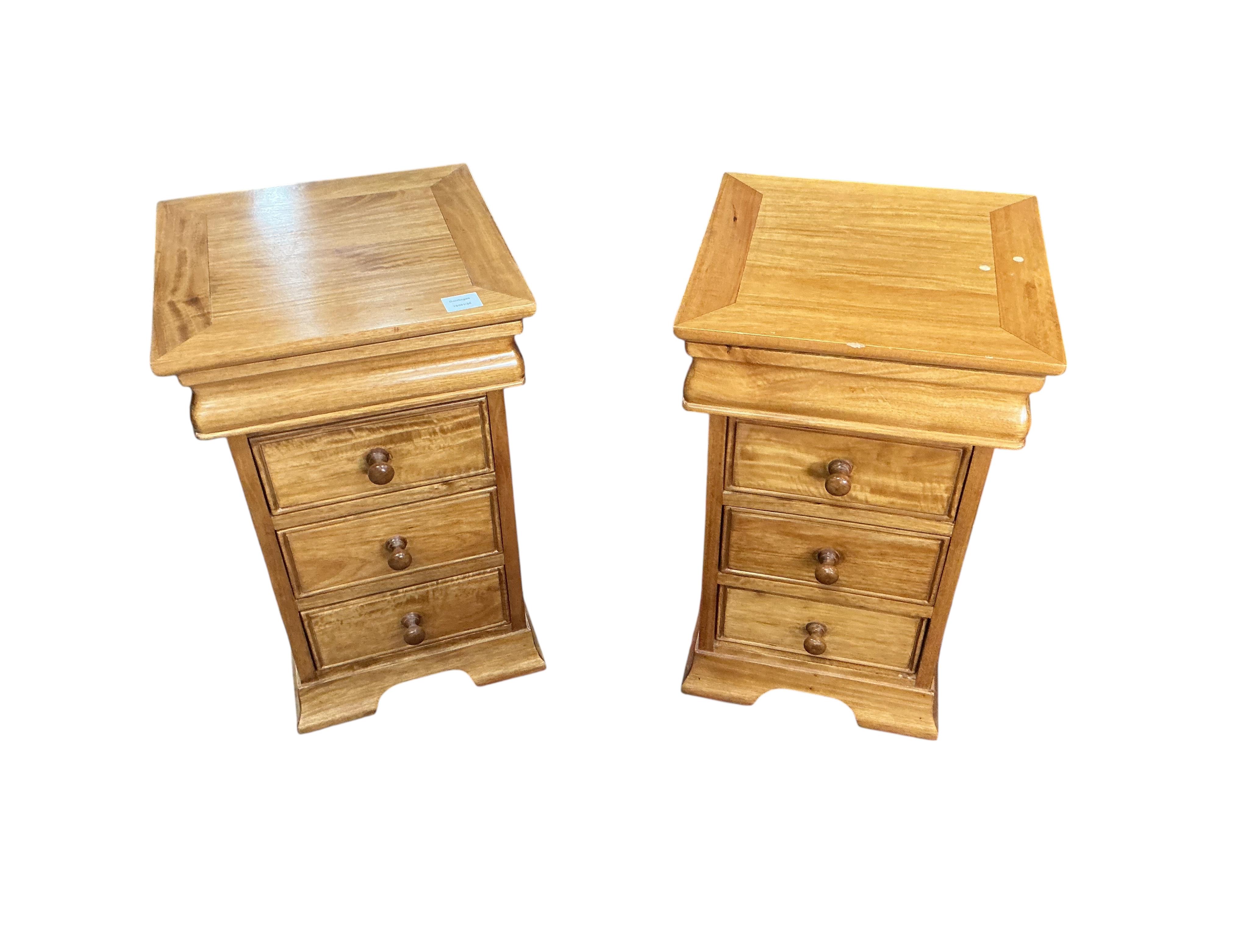A pair of reproduction pale mahogany bedside chests, width 40cm, depth 39cm, height 65cm
